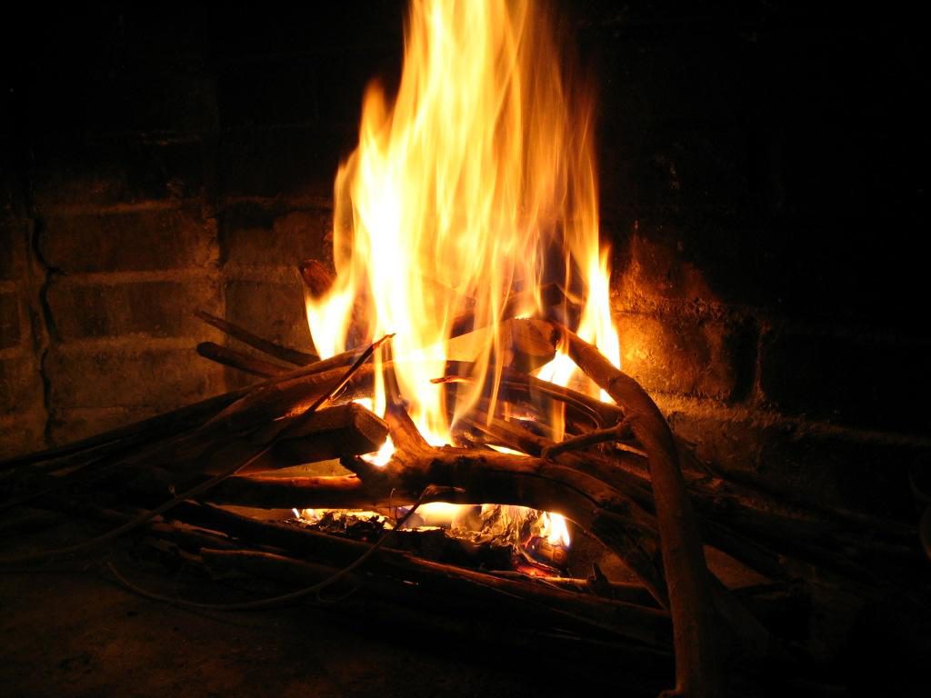 Comment allumer un feu sans trop produire de fumée - Partie 2