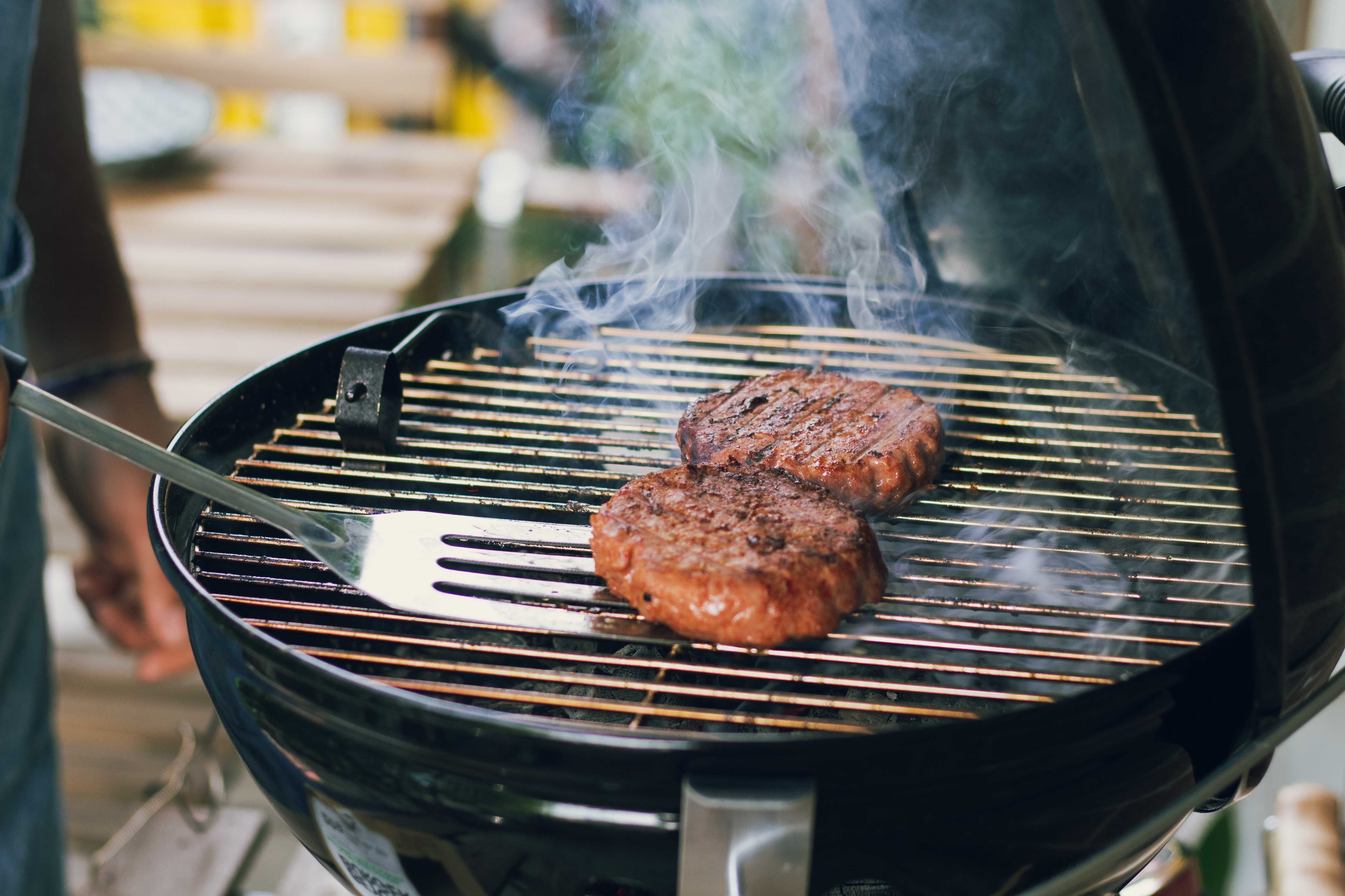 Barbecue : l'astuce imparable pour savoir si la viande est cuite sans la  découper