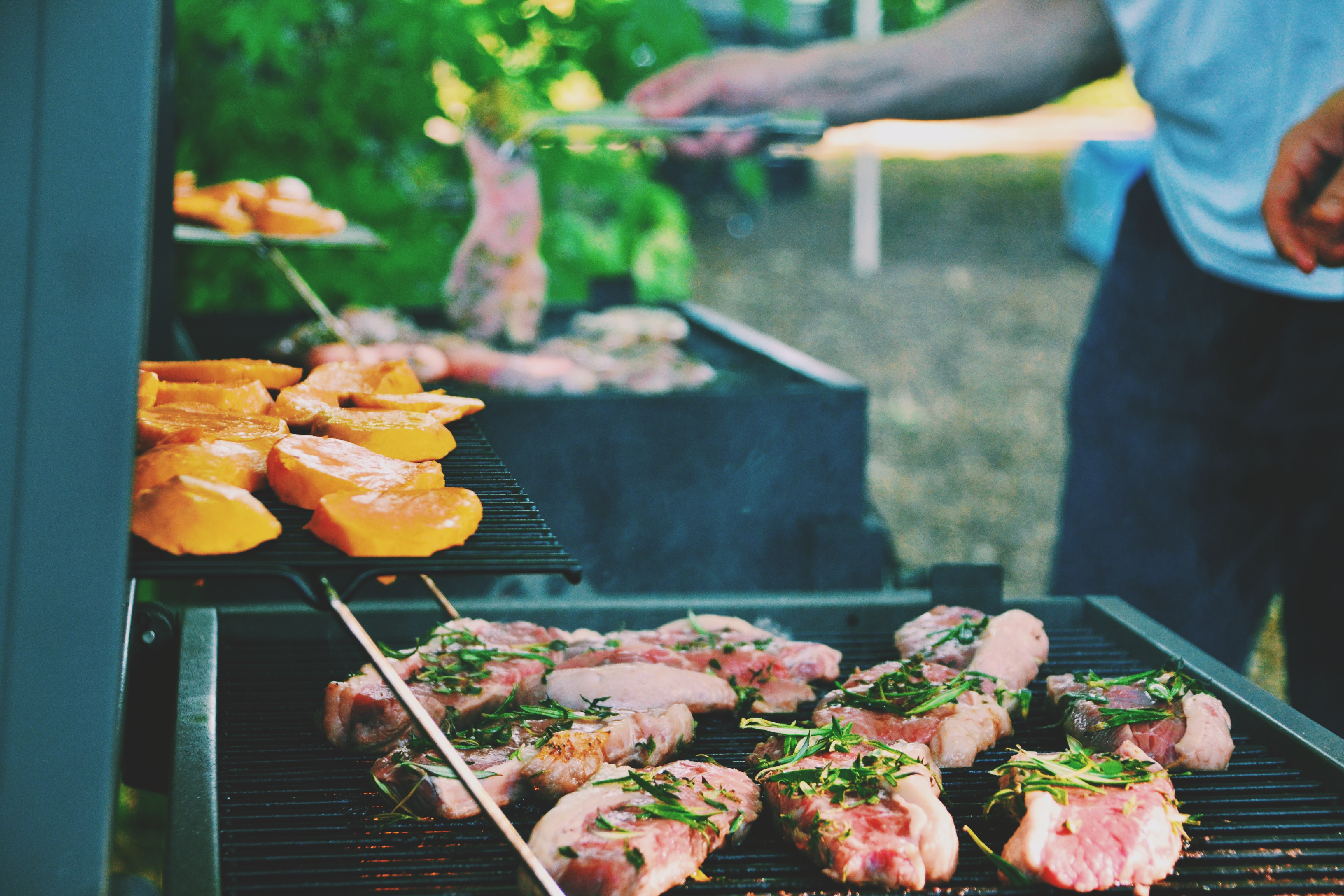 Comment nettoyer son barbecue à gaz ?  Les beaux jours sont là et vous  êtes nombreux à ressortir vos barbecues ! Aujourd'hui, on vous explique pas  à pas comment nettoyer votre