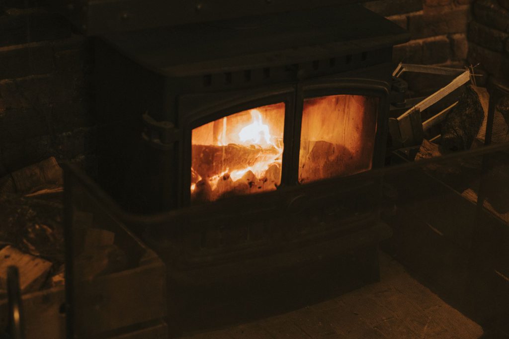 Faut-il laisser son poêle à bois allumé la nuit?