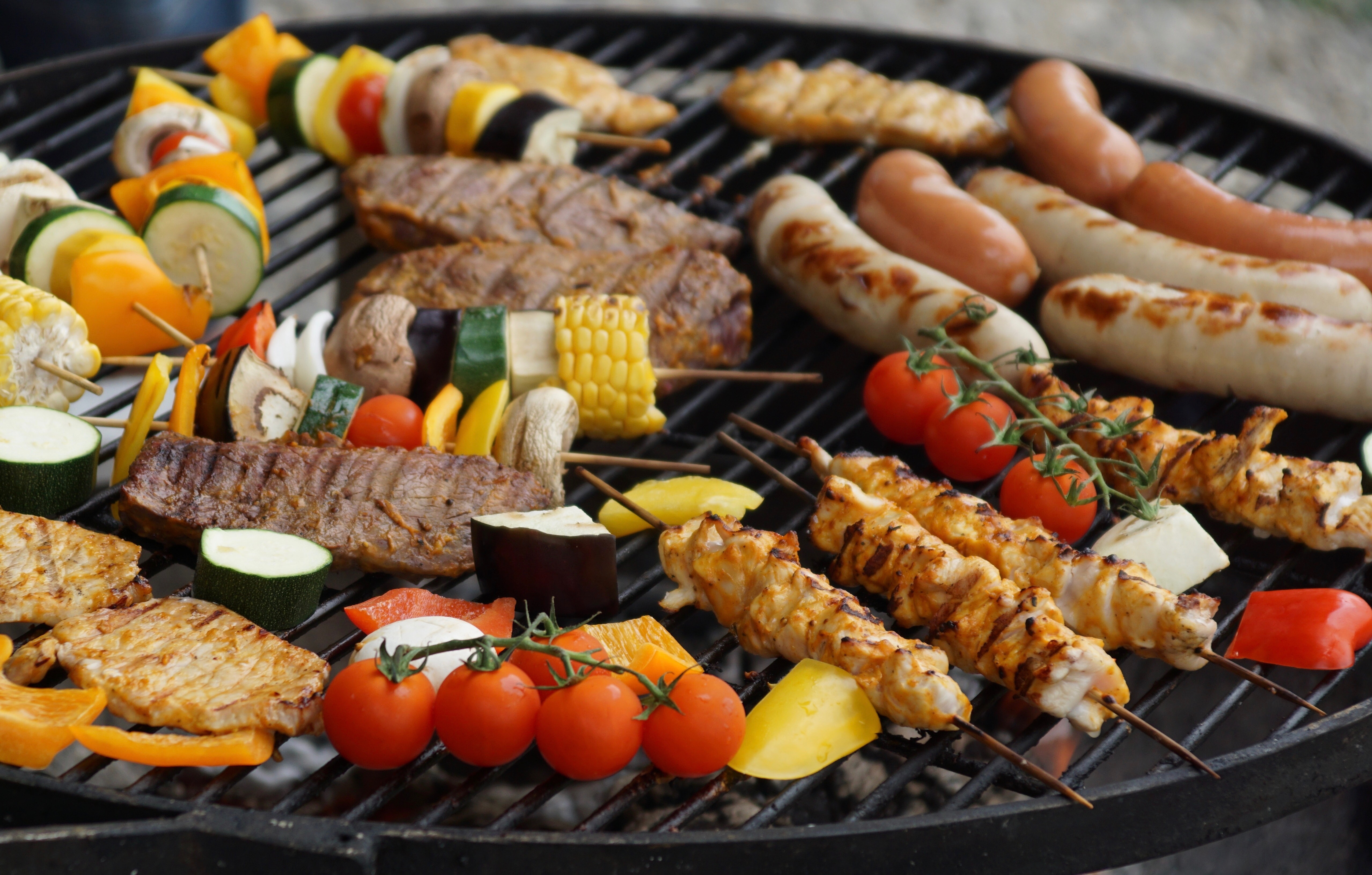 Comment Utiliser Un Gril à Charbon De Bois Avec Un Ventilateur à Main En  Plastique Pour Barbecue Près D'un Barbecue à Charbon